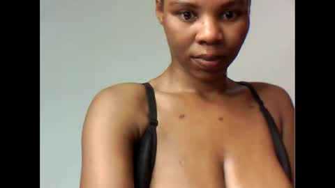 Snapshot of yoncexx25 chatting on October 17, 2025, 7:44 am amazingkellyxx online show from October 17, 2025, 7:44 am