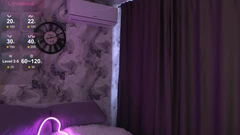 Julia Please Thumbs up me   online show from January 23, 2025, 7:22 am