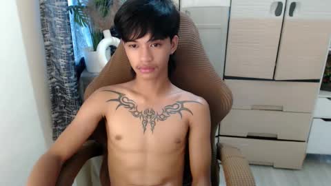 yourasian_eric online show from April 29, 2026, 3:32 am