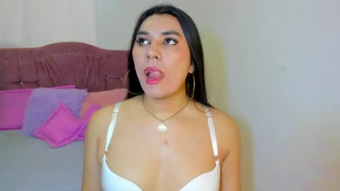 Snapshot of yourlatina_emely chatting on May 10, 2026, 8:03 pm EMELY online show from May 10, 2026, 8:03 pm