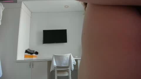 Snapshot of yuki_mii chatting on May 11, 2026, 4:18 am Yuki online show from May 11, 2026, 4:18 am