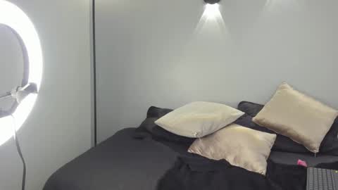 yulievans online show from January 12, 2025, 1:21 am