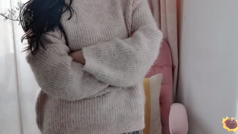 YunEr online show from December 18, 2024, 6:43 am