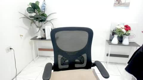 Snapshot of yvonne_s3xy chatting on July 6, 2026, 7:05 pm Yvonne online show from July 6, 2026, 7:05 pm