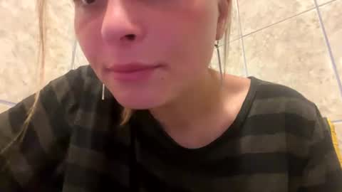 yzza_suave online show from July 31, 2026, 9:14 pm