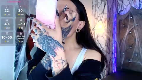   online show from October 20, 2025, 6:52 pm