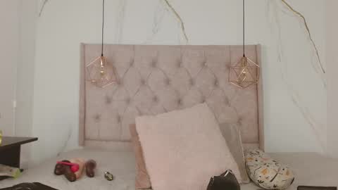 ZAMIRA online show from October 9, 2025, 1:42 pm