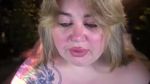 Snapshot of zarareign_ chatting on August 6, 2026, 8:22 pm Lola online show from August 6, 2026, 8:22 pm