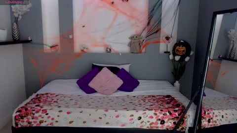 Karolyne online show from October 28, 2025, 8:00 pm