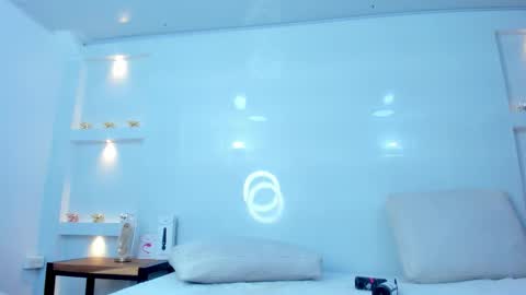 Zenda Evans online show from December 15, 2025, 4:06 am