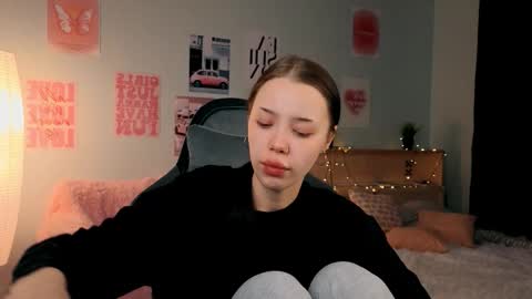 Snapshot of zeneexe chatting on March 4, 2026, 7:53 pm Lara online show from March 4, 2026, 7:53 pm