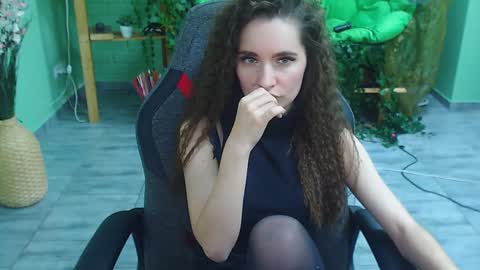 zianichols online show from February 1, 2025, 1:12 am