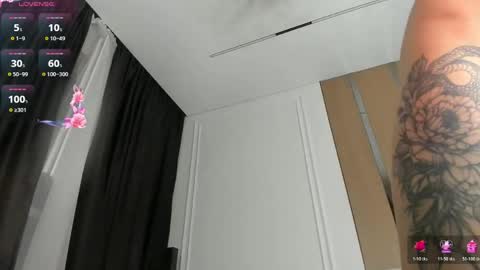 zirael_swan online show from June 1, 2026, 3:47 pm