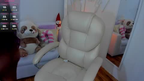 Snapshot of zobe_love chatting on December 17, 2024, 5:36 pm Zobe Love online show from December 17, 2024, 5:36 pm