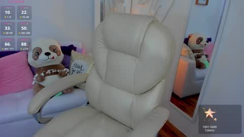 Snapshot of zobe_love chatting on March 4, 2025, 9:43 pm Zobe Love online show from March 4, 2025, 9:43 pm