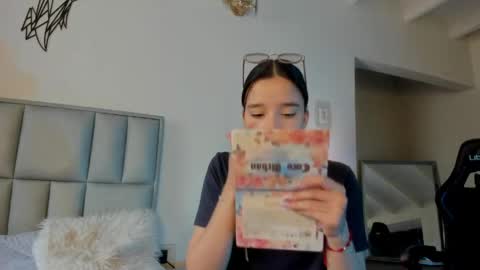 zoe_dear online show from April 16, 2026, 8:20 pm