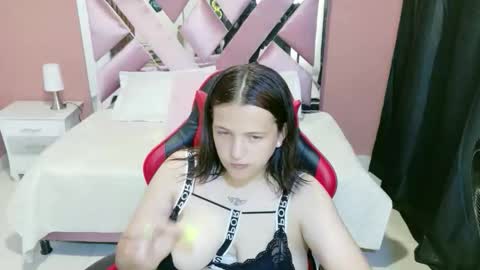 Snapshot of zoe_green01 chatting on April 6, 2026, 7:59 pm zoe online show from April 6, 2026, 7:59 pm