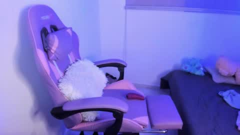 zoe_jones7 online show from April 15, 2026, 4:52 am