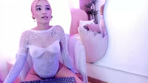 zoe lee    online show from October 2, 2025, 11:39 am