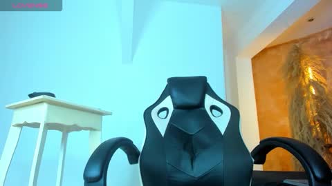 zoe_rose4 online show from September 27, 2025, 7:30 pm