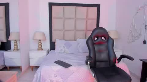 Zoecarrter online show from October 2, 2025, 6:37 pm