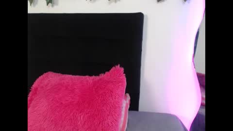 Laura  online show from September 24, 2025, 4:27 am