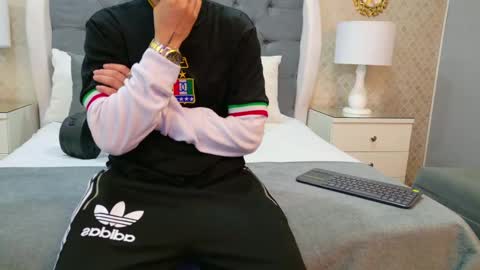 Zoe Krug online show from November 12, 2025, 11:21 am