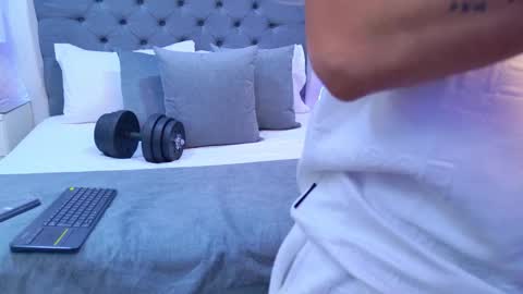 Zoe Krug online show from November 28, 2025, 8:11 pm