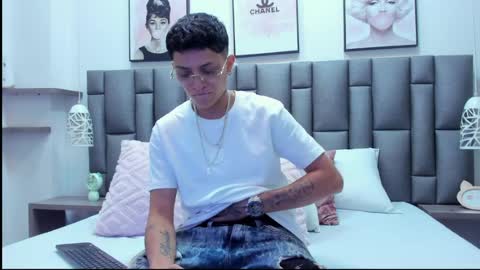 Zoe Krug online show from April 10, 2026, 12:32 pm