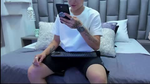 Zoe Krug online show from April 19, 2026, 12:37 pm