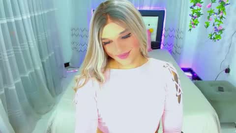 Snapshot of zoeschmmit chatting on May 19, 2026, 1:00 am zoeschmmit online show from May 19, 2026, 1:00 am