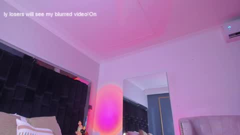 zoevidal_ online show from February 12, 2025, 6:09 pm