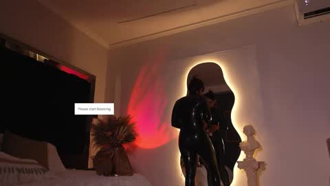 zoevidal_ online show from December 14, 2025, 11:59 am