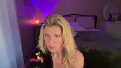 Zoeydanner online show from December 2, 2024, 11:29 pm