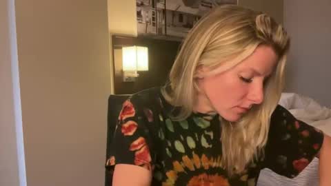 Zoeydanner online show from February 2, 2026, 9:35 pm