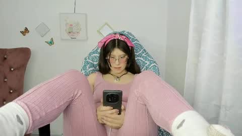 Snapshot of zooeybelair chatting on May 13, 2026, 5:16 am Alicie online show from May 13, 2026, 5:16 am