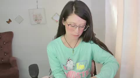 Snapshot of zooeybelair chatting on June 17, 2026, 2:51 pm Alicie online show from June 17, 2026, 2:51 pm