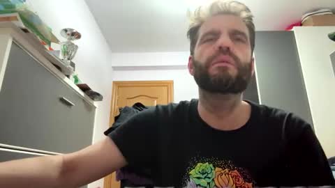 Snapshot of zurdineno chatting on June 1, 2026, 11:17 pm zurdineno online show from June 1, 2026, 11:17 pm