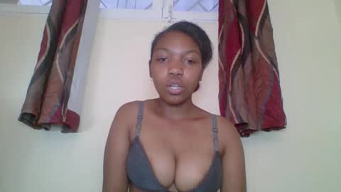 zyraelle_01 online show from April 22, 2026, 7:11 am