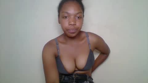 zyraelle_01 online show from May 1, 2026, 9:41 pm