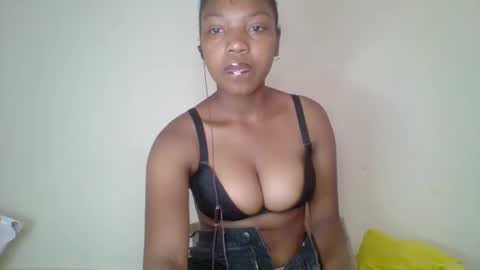 zyraelle_01 online show from May 7, 2026, 8:42 am
