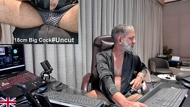 Snapshot of OnlineBossUK chatting on June 11, 2026, 10:02 am OnlineBossUK online show from June 11, 2026, 10:02 am