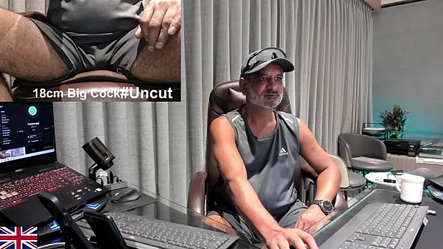 Snapshot of OnlineBossUK chatting on July 6, 2026, 12:18 am OnlineBossUK online show from July 6, 2026, 12:18 am