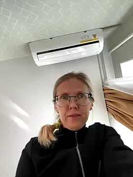 Snapshot of angelmommu chatting on October 3, 2025, 5:26 am angelmommu online show from October 3, 2025, 5:26 am