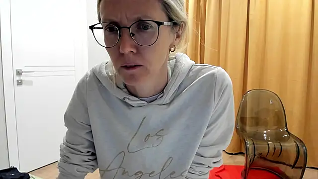 Snapshot of angelmommu chatting on October 14, 2025, 4:57 am angelmommu online show from October 14, 2025, 4:57 am