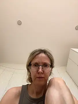 Snapshot of angelmommu chatting on February 18, 2026, 9:16 am angelmommu online show from February 18, 2026, 9:16 am