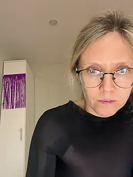 Snapshot of angelmommu chatting on February 22, 2026, 7:45 pm angelmommu online show from February 22, 2026, 7:45 pm