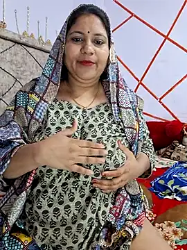 MOM-SUN-COUPLE online show from February 26, 2025, 8:11 pm