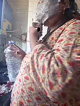 Snapshot of MOM-SUN-COUPLE chatting on March 31, 2026, 6:47 am MOM-SUN-COUPLE online show from March 31, 2026, 6:47 am