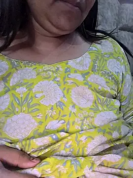 Snapshot of MOM-SUN-COUPLE chatting on April 23, 2026, 5:04 pm MOM-SUN-COUPLE online show from April 23, 2026, 5:04 pm